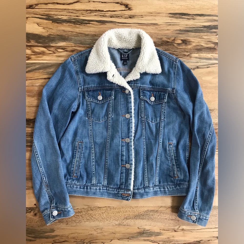 GAP DENIM Sherpa lined jacket. Size medium. Smoke free pet free home.